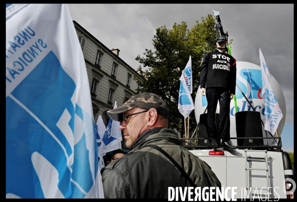 Manifestation des policiers en colère à Paris