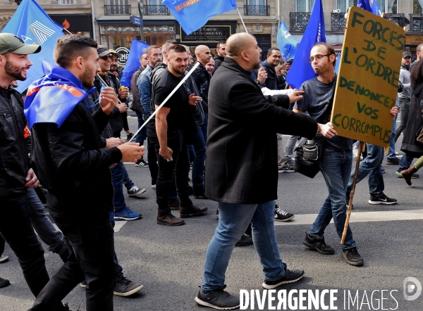 Manifestation des policiers en colère à Paris