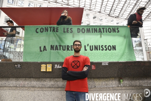 Action blocage du centre commercial Italie 2 par des militants écologistes d Extinction Rebellion et des gilets jaunes. Action blocking the mall Italy 2 by EXTINCTION REBELLION