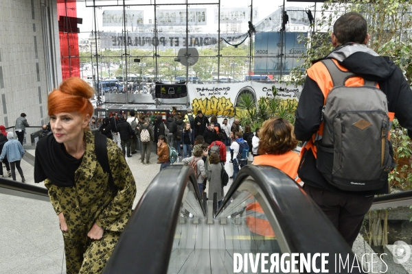 Action blocage du centre commercial Italie 2 par des militants écologistes d Extinction Rebellion et des gilets jaunes. Action blocking the mall Italy 2 by EXTINCTION REBELLION