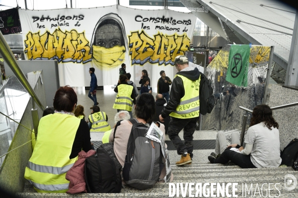 Action blocage du centre commercial Italie 2 par des militants écologistes d Extinction Rebellion et des gilets jaunes. Action blocking the mall Italy 2 by EXTINCTION REBELLION