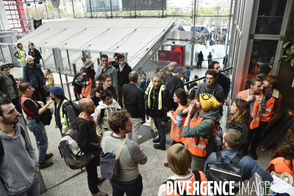 Action blocage du centre commercial Italie 2 par des militants écologistes d Extinction Rebellion et des gilets jaunes. Action blocking the mall Italy 2 by EXTINCTION REBELLION