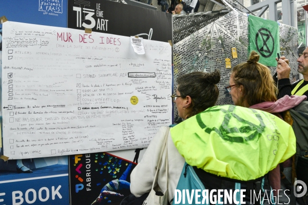 Action blocage du centre commercial Italie 2 par des militants écologistes d Extinction Rebellion et des gilets jaunes. Action blocking the mall Italy 2 by EXTINCTION REBELLION