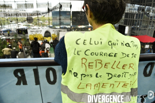 Action blocage du centre commercial Italie 2 par des militants écologistes d Extinction Rebellion et des gilets jaunes. Action blocking the mall Italy 2 by EXTINCTION REBELLION