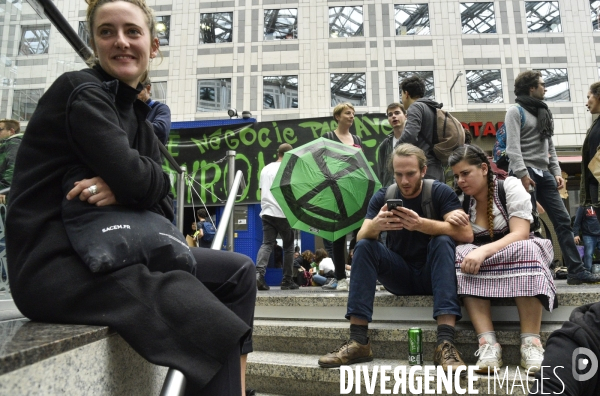 Action blocage du centre commercial Italie 2 par des militants écologistes d Extinction Rebellion et des gilets jaunes. Action blocking the mall Italy 2 by EXTINCTION REBELLION