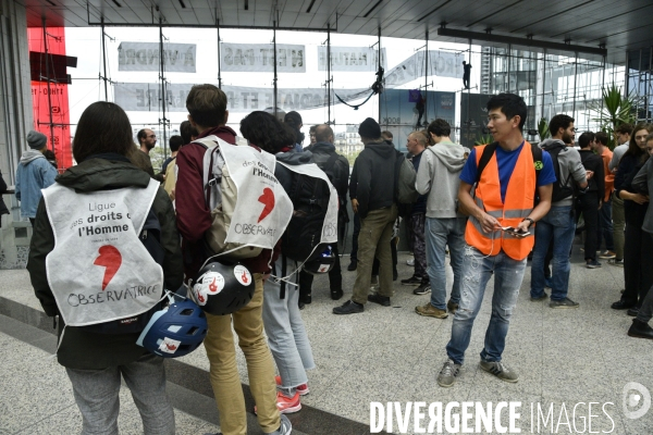 Action blocage du centre commercial Italie 2 par des militants écologistes d Extinction Rebellion et des gilets jaunes. Action blocking the mall Italy 2 by EXTINCTION REBELLION