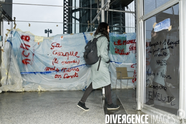 Action blocage du centre commercial Italie 2 par des militants écologistes d Extinction Rebellion et des gilets jaunes. Action blocking the mall Italy 2 by EXTINCTION REBELLION