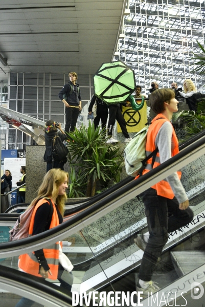 Action blocage du centre commercial Italie 2 par des militants écologistes d Extinction Rebellion et des gilets jaunes. Action blocking the mall Italy 2 by EXTINCTION REBELLION