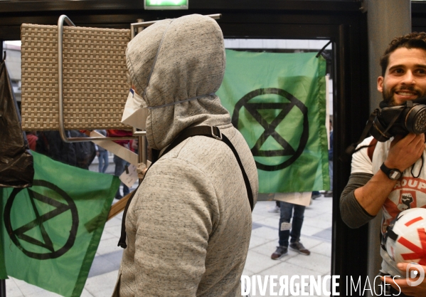 Action blocage du centre commercial Italie 2 par des militants écologistes d Extinction Rebellion et des gilets jaunes. Action blocking the mall Italy 2 by EXTINCTION REBELLION