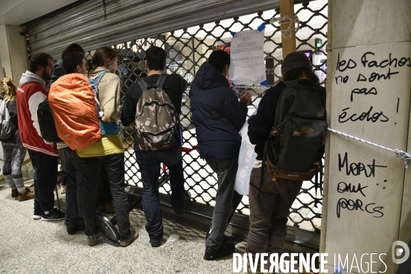 Action blocage du centre commercial Italie 2 par des militants écologistes d Extinction Rebellion et des gilets jaunes. Action blocking the mall Italy 2 by EXTINCTION REBELLION