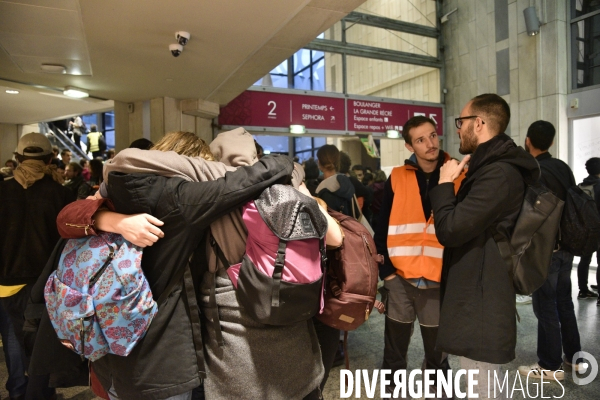 Action blocage du centre commercial Italie 2 par des militants écologistes d Extinction Rebellion et des gilets jaunes. Action blocking the mall Italy 2 by EXTINCTION REBELLION