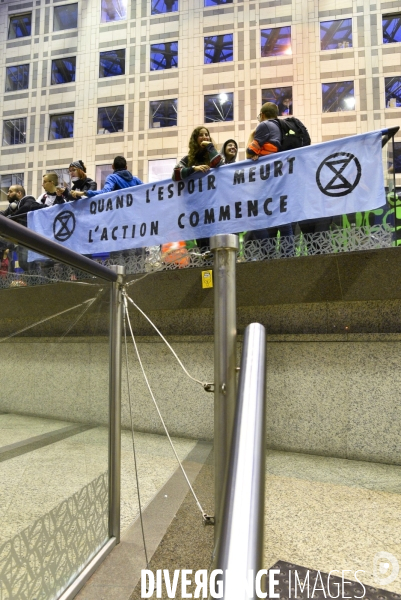 Action blocage du centre commercial Italie 2 par des militants écologistes d Extinction Rebellion et des gilets jaunes. Action blocking the mall Italy 2 by EXTINCTION REBELLION