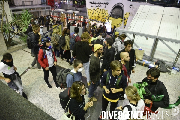 Action blocage du centre commercial Italie 2 par des militants écologistes d Extinction Rebellion et des gilets jaunes. Action blocking the mall Italy 2 by EXTINCTION REBELLIO