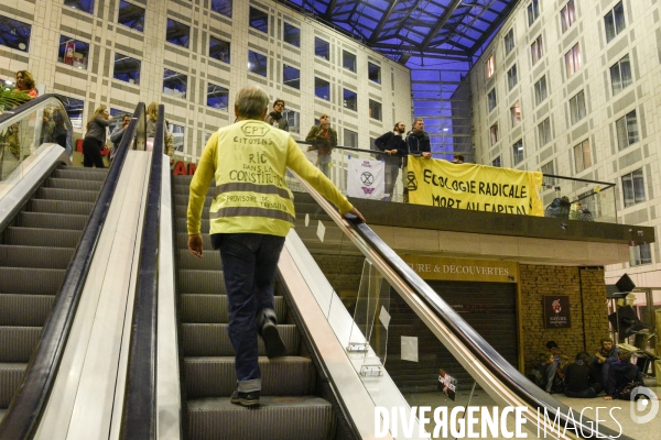 Action blocage du centre commercial Italie 2 par des militants écologistes d Extinction Rebellion et des gilets jaunes. Action blocking the mall Italy 2 by EXTINCTION REBELLION