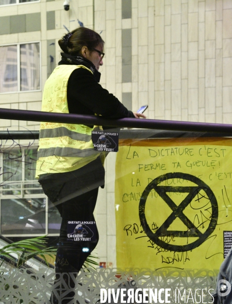 Action blocage du centre commercial Italie 2 par des militants écologistes d Extinction Rebellion et des gilets jaunes. Action blocking the mall Italy 2 by EXTINCTION REBELLION