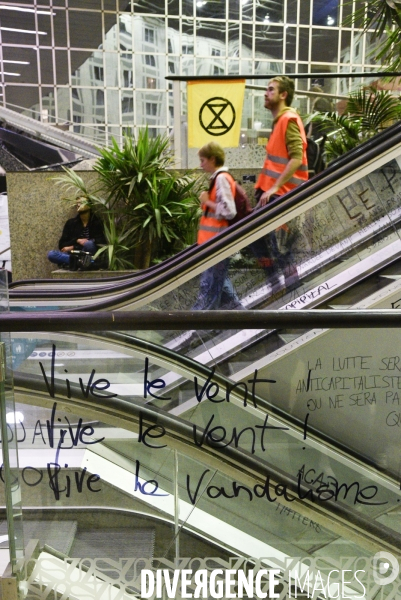 Action blocage du centre commercial Italie 2 par des militants écologistes d Extinction Rebellion et des gilets jaunes. Action blocking the mall Italy 2 by EXTINCTION REBELLION