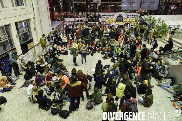 Action blocage du centre commercial Italie 2 par des militants écologistes d Extinction Rebellion et des gilets jaunes. Action blocking the mall Italy 2 by EXTINCTION REBELLION