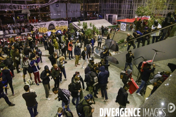 Action blocage du centre commercial Italie 2 par des militants écologistes d Extinction Rebellion et des gilets jaunes. Action blocking the mall Italy 2 by EXTINCTION REBELLION