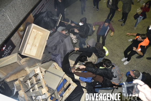 Action blocage du centre commercial Italie 2 par des militants écologistes d Extinction Rebellion et des gilets jaunes. Action blocking the mall Italy 2 by EXTINCTION REBELLION