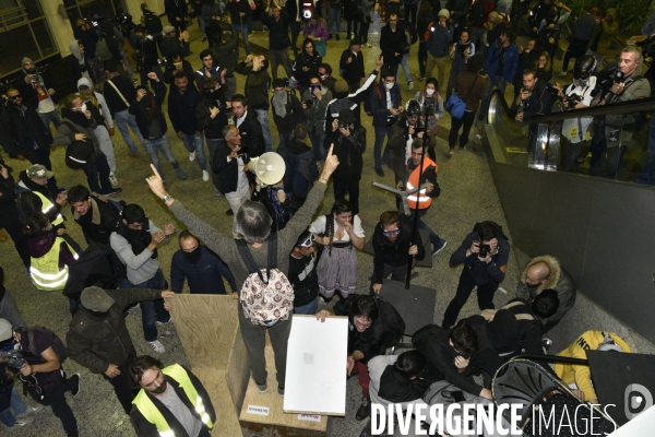 Action blocage du centre commercial Italie 2 par des militants écologistes d Extinction Rebellion et des gilets jaunes. Action blocking the mall Italy 2 by EXTINCTION REBELLION