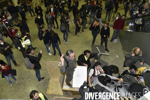 Action blocage du centre commercial Italie 2 par des militants écologistes d Extinction Rebellion et des gilets jaunes. Action blocking the mall Italy 2 by EXTINCTION REBELLION