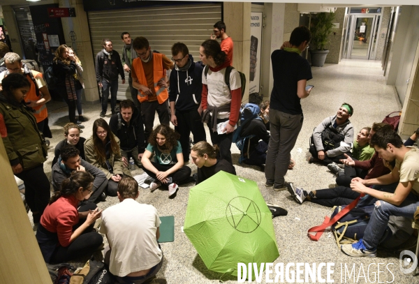 Action blocage du centre commercial Italie 2 par des militants écologistes d Extinction Rebellion et des gilets jaunes. Action blocking the mall Italy 2 by EXTINCTION REBELLION