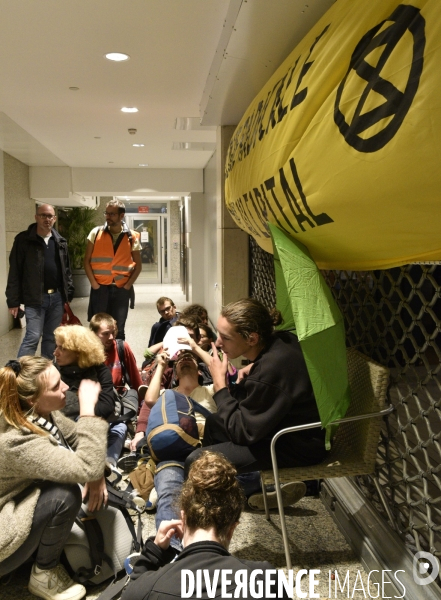 Action blocage du centre commercial Italie 2 par des militants écologistes d Extinction Rebellion et des gilets jaunes. Action blocking the mall Italy 2 by EXTINCTION REBELLION