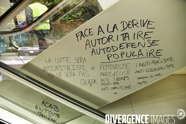 Action blocage du centre commercial Italie 2 par des militants écologistes d Extinction Rebellion et des gilets jaunes. Action blocking the mall Italy 2 by EXTINCTION REBELLION