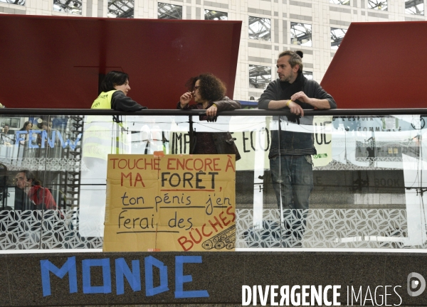 Action blocage du centre commercial Italie 2 par des militants écologistes d Extinction Rebellion et des gilets jaunes. Action blocking the mall Italy 2 by EXTINCTION REBELLION