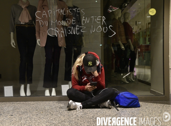 Action blocage du centre commercial Italie 2 par des militants écologistes d Extinction Rebellion et des gilets jaunes. Action blocking the mall Italy 2 by EXTINCTION REBELLION