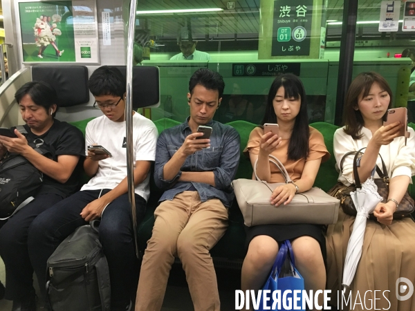 Addiction au smartphone dans le metro de tokyo