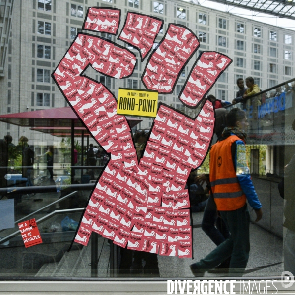 Action blocage du centre commercial Italie 2 par des militants écologistes d Extinction Rebellion et des gilets jaunes. Action blocking the mall Italy 2 by EXTINCTION REBELLION