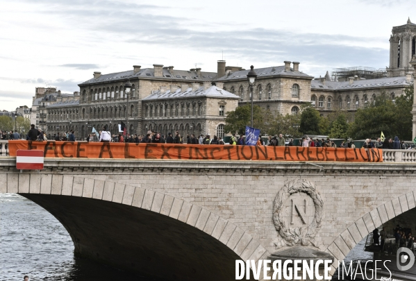 Action blocage du centre de Paris par des militants écologistes d Extinction Rebellion, Place du Chatelet, Pont au Change. Action blocking the center of Paris by ecologist activists of Extinction Rebellion, Place du Chatelet, Pont au Change.