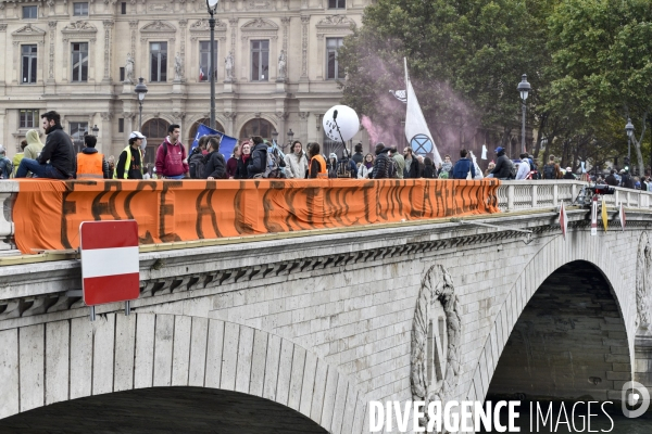 Action blocage du centre de Paris par des militants écologistes d Extinction Rebellion, Place du Chatelet, Pont au Change. Action blocking the center of Paris by ecologist activists of Extinction Rebellion, Place du Chatelet, Pont au Change.