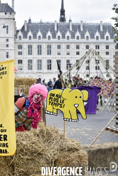 Action blocage du centre de Paris par des militants écologistes d Extinction Rebellion, Place du Chatelet, Pont au Change. Action blocking the center of Paris by ecologist activists of Extinction Rebellion, Place du Chatelet, Pont au Change.