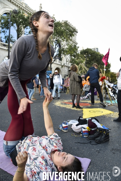 Action blocage du centre de Paris par des militants écologistes d Extinction Rebellion, Place du Chatelet, Pont au Change. Action blocking the center of Paris by ecologist activists of Extinction Rebellion, Place du Chatelet, Pont au Change.