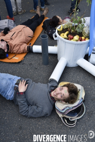 Action blocage du centre de Paris par des militants écologistes d Extinction Rebellion, Place du Chatelet, Pont au Change. Action blocking the center of Paris by ecologist activists of Extinction Rebellion, Place du Chatelet, Pont au Change.