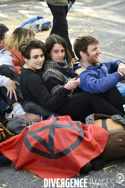 Action blocage du centre de Paris par des militants écologistes d Extinction Rebellion, Place du Chatelet, Pont au Change. Action blocking the center of Paris by ecologist activists of Extinction Rebellion, Place du Chatelet, Pont au Change.