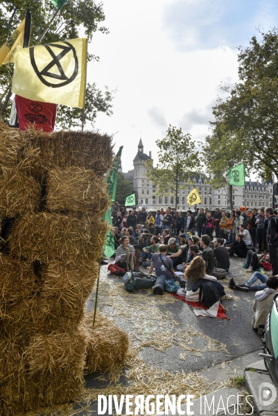 Action blocage du centre de Paris par des militants écologistes d Extinction Rebellion, Place du Chatelet, Pont au Change. Action blocking the center of Paris by ecologist activists of Extinction Rebellion, Place du Chatelet, Pont au Change.