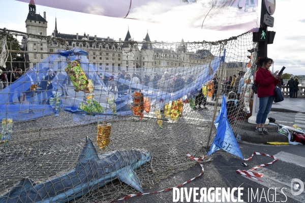 Action blocage du centre de Paris par des militants écologistes d Extinction Rebellion, Place du Chatelet, Pont au Change. Action blocking the center of Paris by ecologist activists of Extinction Rebellion, Place du Chatelet, Pont au Change.