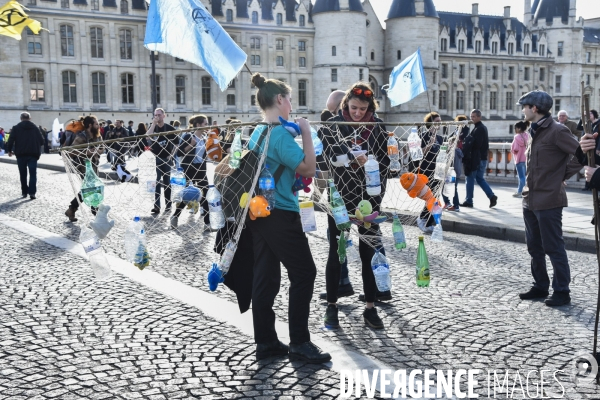 Action blocage du centre de Paris par des militants écologistes d Extinction Rebellion, Place du Chatelet, Pont au Change. Action blocking the center of Paris by ecologist activists of Extinction Rebellion, Place du Chatelet, Pont au Change.