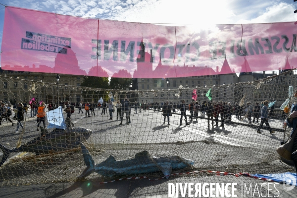 Action blocage du centre de Paris par des militants écologistes d Extinction Rebellion, Place du Chatelet, Pont au Change. Action blocking the center of Paris by ecologist activists of Extinction Rebellion, Place du Chatelet, Pont au Change.