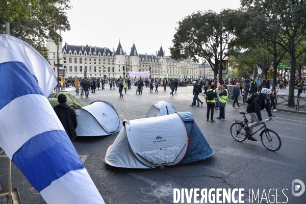 Action blocage du centre de Paris par des militants écologistes d Extinction Rebellion, Place du Chatelet, Pont au Change. Action blocking the center of Paris by ecologist activists of Extinction Rebellion, Place du Chatelet, Pont au Change.