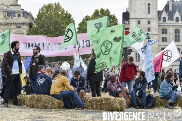 Action blocage du centre de Paris par des militants écologistes d Extinction Rebellion, Place du Chatelet, Pont au Change. Action blocking the center of Paris by ecologist activists of Extinction Rebellion, Place du Chatelet, Pont au Change.