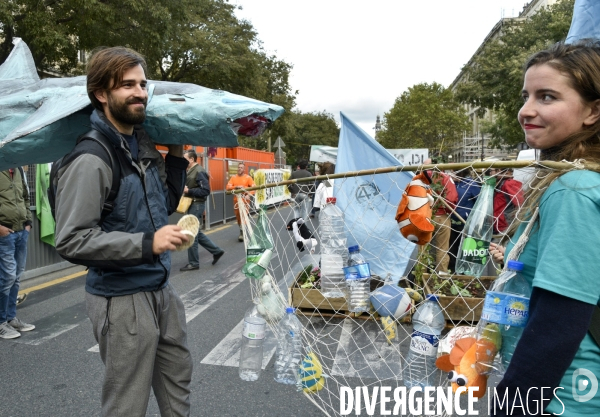Action blocage du centre de Paris par des militants écologistes d Extinction Rebellion, Place du Chatelet, Pont au Change. Action blocking the center of Paris by ecologist activists of Extinction Rebellion, Place du Chatelet, Pont au Change.