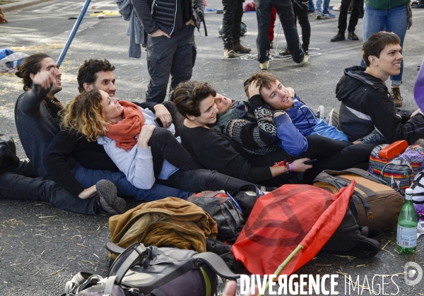 Action blocage du centre de Paris par des militants écologistes d Extinction Rebellion, Place du Chatelet, Pont au Change. Action blocking the center of Paris by ecologist activists of Extinction Rebellion, Place du Chatelet, Pont au Change.