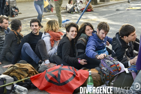 Action blocage du centre de Paris par des militants écologistes d Extinction Rebellion, Place du Chatelet, Pont au Change. Action blocking the center of Paris by ecologist activists of Extinction Rebellion, Place du Chatelet, Pont au Change.