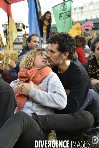 Action blocage du centre de Paris par des militants écologistes d Extinction Rebellion, Place du Chatelet, Pont au Change. Action blocking the center of Paris by ecologist activists of Extinction Rebellion, Place du Chatelet, Pont au Change.