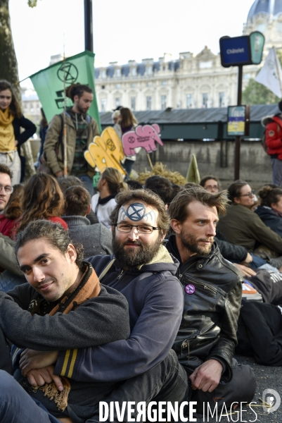 Action blocage du centre de Paris par des militants écologistes d Extinction Rebellion, Place du Chatelet, Pont au Change. Action blocking the center of Paris by ecologist activists of Extinction Rebellion, Place du Chatelet, Pont au Change.