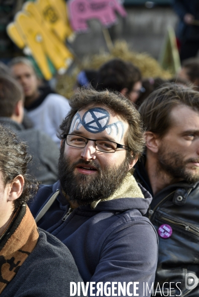 Action blocage du centre de Paris par des militants écologistes d Extinction Rebellion, Place du Chatelet, Pont au Change. Action blocking the center of Paris by ecologist activists of Extinction Rebellion, Place du Chatelet, Pont au Change.